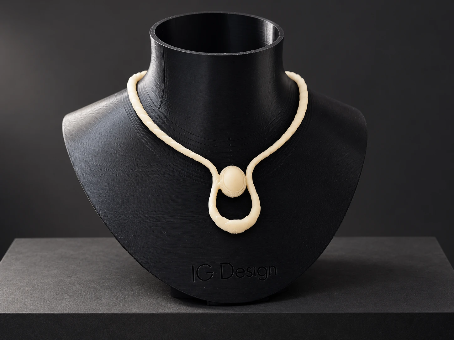 Anteprima estetica fisica di un collier in materiale chiaro, presentato sul busto IG Design