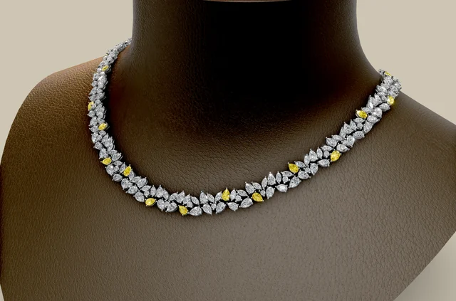 Rendering di collier con elementi floreali e pietre incolori e gialle su busto
